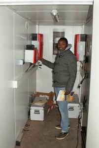 Charlie im “Operations Room” des mobilen Solarkraftwerk